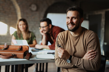 Obraz premium Portrait of entrepreneur in office room looking at camera