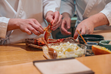 【#料亭】エビの殻をむく板前の手元