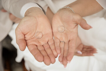 Eheringe in den H&auml;nden &ndash; Symbol f&uuml;r Hochzeit, Liebe und Verbundenheit