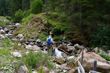  Ann wandert im Ultental in Südtirol 