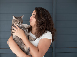 Femme tenant son chat dans les bras en le grondant