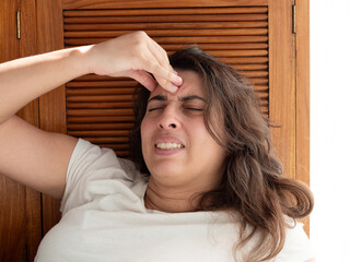 Femme brune migraineuse