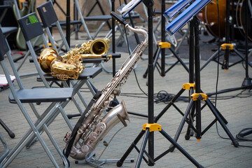 The saxophones are waiting for the concert to begin. Brass band before the performance