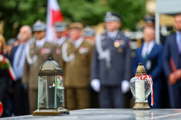 Znicz pamięci na pomniku pamięci poległych