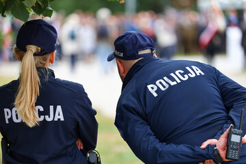 Para policjantów na patrolu w mieście.