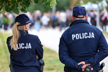 Para policjantów na patrolu w mieście.