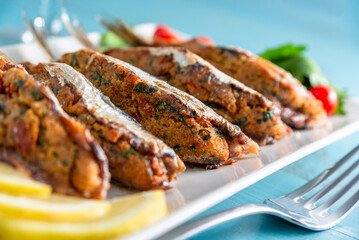 Sardine ripiene al forno, cibo mediterraneo 