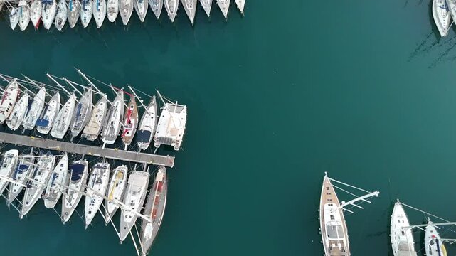 Sorvolo aereo con drone porto turistico darsena con vista barche a vela al tramonto della cala di palermo che evidenziano inquinamento in un paesaggio mozzafiato dello skyline della citt&agrave; antica 