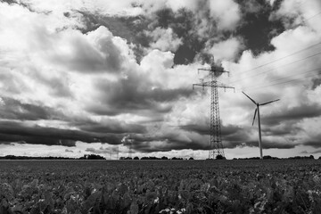 Das Feld, der Strommast und das Windrad