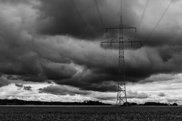 Der Strommast vor den Bergen