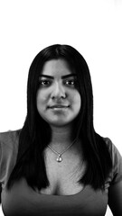 Retrato en blanco y negro de mujer latina morena con actitud segura 
