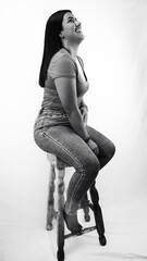 Retrato en blanco y negro de mujer latina morena con actitud segura y sonriente