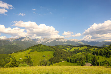 Obraz premium Romania Mountain Landscape at Sunset – Scenic Countryside View in the Carpathians