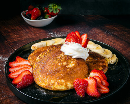 Panqueque con miel, fresas y banano
