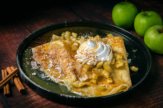 Crepe, Crespelle dulce con pi&ntilde;as, manzanas verdes, crema batida y canela