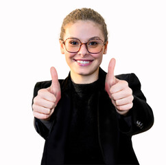 Une femme joyeuse portant des lunettes fait un geste avec les pouces levés