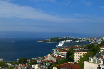 Obraz premium Goldenes Horn mit Topkapı-Palast mit Hagia Sophia und Sultan-Ahmed-Moschee in Istanbul, Türkei