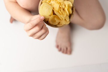 Obraz premium hand holding a potato chips