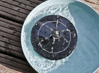 Springbrunnen mit solarbetriebener Pumpe von oben