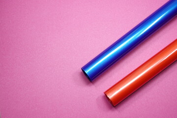 Niebieska i czerwona folia do obkładania książek