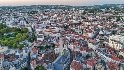 Vue plongeante sur le centre-ville de la ville de Vichy en Auvergne France