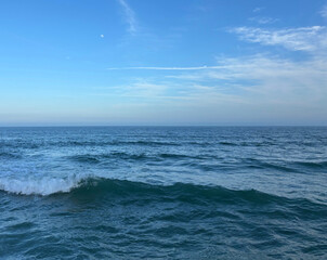 Obraz premium Moon in the Daytime: Blue Sky and Ocean Waves