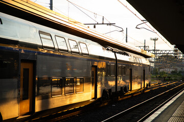 Obraz premium trains in train station in golden sunset light