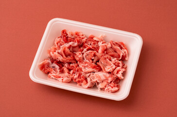 pork scraps in a food tray of polystyrene foam.  発泡スチロールの食品トレーに入った豚のこま切れ