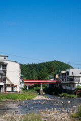 温泉街にある赤い橋と美しい川