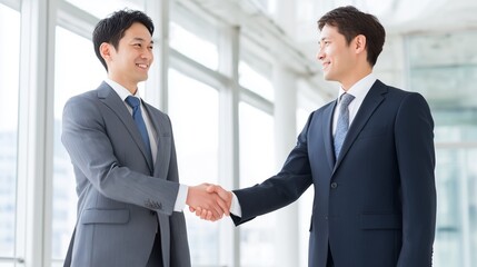笑顔で握手をする日本人ビジネスマン