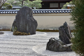 大徳寺塔頭龍源院　一枝坦の蓬莱山と鶴島(京都市北区)