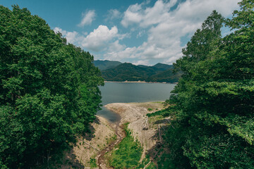 山の隙間から覗く湖と山