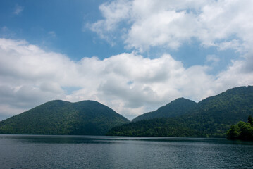 連なる山と湖と空