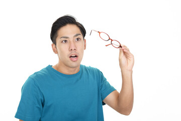 驚く眼鏡をかけた男性