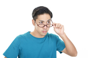 眼鏡をかける男性