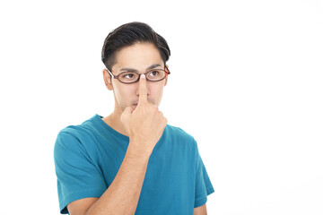 眼鏡をかける男性