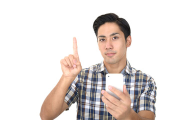 スマートフォンを持つ男性