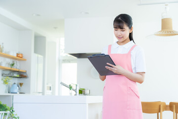 訪問介護をする若い女性の介護士