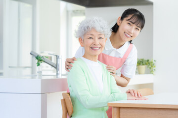 リビングで介護をする若い女性介護士