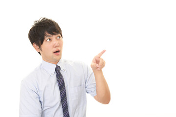 指を差して驚く男性