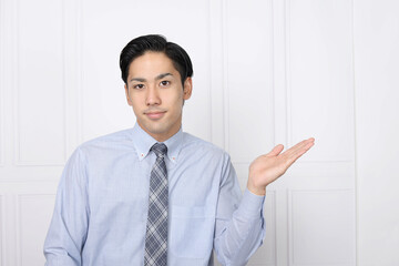 案内する男性