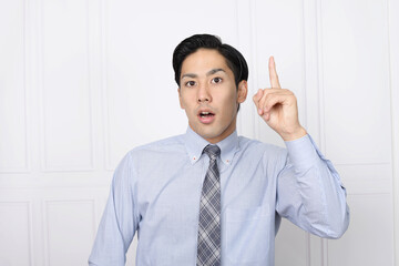 驚いて指を差す男性