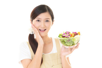 新鮮なサラダを持つ女性