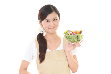 新鮮なサラダを持つ女性