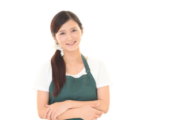 緑のエプロンを着た笑顔の女性