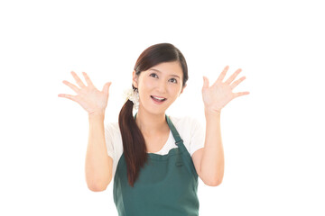緑のエプロンを着た笑顔の女性
