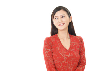 赤い服を着た笑顔の女性