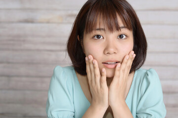 困った表情の女性