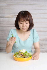 サラダを食べる女性
