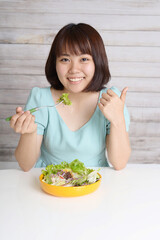 サラダを食べる女性